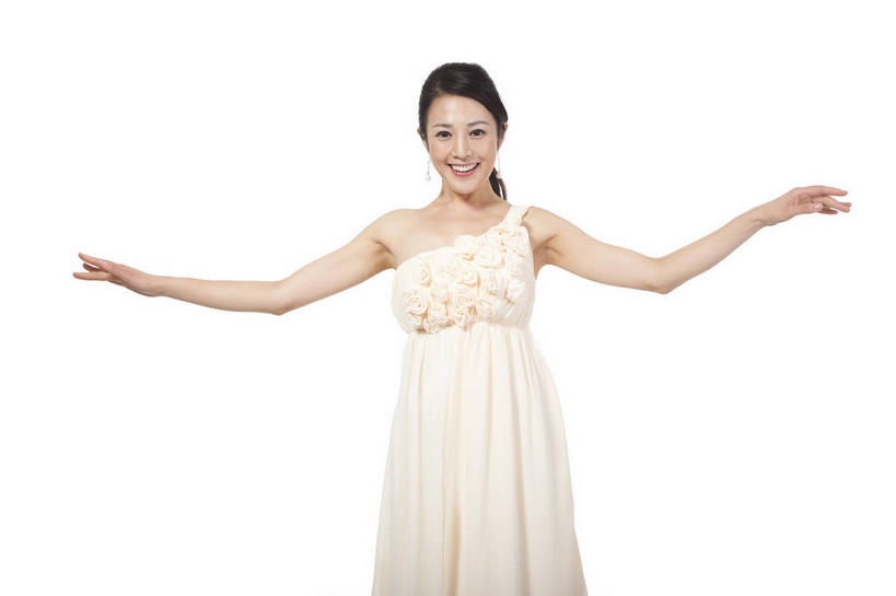 东方人,一个人,站,伸展双臂,笑,微笑,露齿笑,横图,室内,白天,白色背景,正面,裙子,晚礼服,亚洲,仅一个年轻女性,仅一个女性,仅一个人,连衣裙,注视,黄种人,装饰品,耳环,饰品,首饰,观察,看,站着,摄影,影棚,观看,察看,关注,摄影棚,耳饰,年轻女性,女人,女性,亚洲人,敞开双臂,伸开双臂,展开双肩,站立,张开手臂,张开双臂,半身,彩图,影棚拍摄,晚宴服,舞会服,洋服,洋装,夜礼服,拍摄