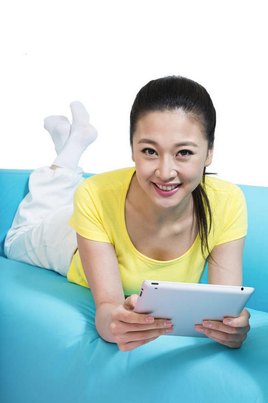 东方人,一个人,笑,微笑,露齿笑,竖图,室内,白天,白色背景,正面,电脑,笔记本电脑,沙发,亚洲,仅一个年轻女性,仅一个女性,仅一个人,握,服装,网络,拿,拿着,注视,休闲装,黄种人,通讯设备,衣服,黄色,蓝色,观察,看,趴着,休闲,休闲服,握着,摄影,服饰,影棚,观看,一台,察看,无线,关注,摄影棚,通信设备,无线网络,布艺沙发,无线上网,便携式电脑,平板电脑,手提电脑,年轻女性,女人,女性,亚洲人,趴,彩图,全身,影棚拍摄,拍摄,苹果平板电脑
