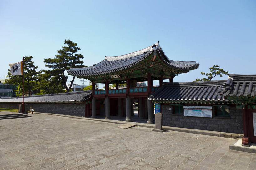 无人,横图,室外,白天,正面,旅游,度假,名胜古迹,植物,标志建筑,地标,建筑,济州岛,韩国,亚洲,阴影,遗迹,光线,瓦片,影子,墙,亭子,屋顶,顶棚,瓦,古迹,文物,娱乐,建设,古建筑,墙壁,墙面,树,树木,蓝色,绿色,蓝天,天空,阳光,自然,凉亭,天,享受,休闲,旅游胜地,放松,建造,生长,晴朗,成长,古文明,东亚,屋瓦,万里无云,大韩民国,济州,济州道,济州特别自治道,特别自治道,济州市,晴空,晴空万里,彩图,南朝鲜,南韩,观德亭