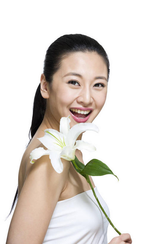 东方人,一个人,笑,微笑,露齿笑,竖图,室内,白天,白色背景,侧面,化妆,美容,百合花,叶子,亚洲,仅一个年轻女性,仅一个女性,仅一个人,护肤,握,服装,盛开,绿叶,拿,花蕾,拿着,扭头,注视,黄种人,花,花瓣,花朵,鲜花,一朵,衣服,白色,抹胸,花苞,花蕊,观察,看,转头,保养,享受,休闲,嫩叶,放松,握着,保健,摄影,服饰,影棚,观看,察看,衣着,穿着,关注,摄影棚,养颜,强瞿,衣饰,百合蒜,倒仙,番韭,山丹,年轻女性,女人,女性,亚洲人,叶,叶片,半身,彩图,影棚拍摄,拍摄,白百合,白花百合,圣母百合