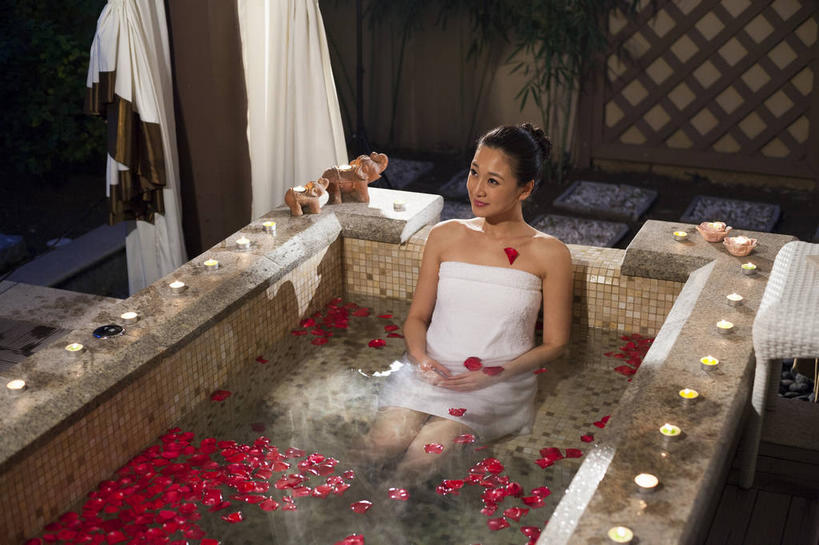 东方人,一个人,坐,笑,微笑,横图,俯视,室内,白天,按摩,美容,洗澡,温泉,雾,窗帘,蜡烛,亚洲,仅一个年轻女性,仅一个女性,仅一个人,一排,许多,吊挂,护肤,悬挂,阴影,沸腾,漂浮,整齐,装饰,盛开,光线,蒸汽,包裹,纺织物,火焰,影子,浴巾,烛光,墙,水蒸气,雾气,很多,燃烧,挂,花蕾,扭头,注视,黄种人,干净,顾客,墙壁,墙面,花,花瓣,花朵,鲜花,排列,红色,帘子,毛巾,花苞,花蕊,点燃,观察,看,清洁,转头,保养,享受,休闲,健康,温暖,遮阳,放松,SPA水疗,保健,花瓣澡,温泉浴场,泉水,温和,观看,保暖,华丽,修饰,漂流,气体,点缀,察看,卫生,队列,关注,透气,养颜,防水,蒸发,衬托,美观,雅致,雅观,流浪,泡汤,主顾,流落,流散,漂泊,飘泊,飘流,储水,耐磨,吸水,地热,年轻女性,女人,女性,亚洲人,矿泉疗养地,坐着,彩图,高角度拍摄,全身,沐浴,水疗,花瓣浴