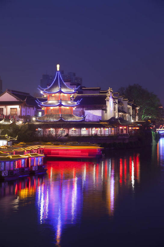 无人,家,竖图,彩色,室外,夜晚,正面,旅游,度假,河流,名胜古迹,水,植物,标志建筑,地标,建筑,霓虹灯,南京,中国,亚洲,阴影,波纹,遗迹,光线,影子,房屋,屋子,河水,水流,灯光,七彩,涟漪,古迹,文物,娱乐,光源,建设,古建筑,江苏,楼房,霓虹,住宅,灯,树,树木,蓝色,绿色,倒影,蓝天,水纹,天空,自然,波浪,天,享受,休闲,旅游胜地,放松,生长,成长,秦淮河,倒映,照明设备,古文明,东亚,江苏省,南京市,中华人民共和国,华东地区,苏,省会,水晕,氖灯,反照,石头城,彩图,房子,龙藏浦