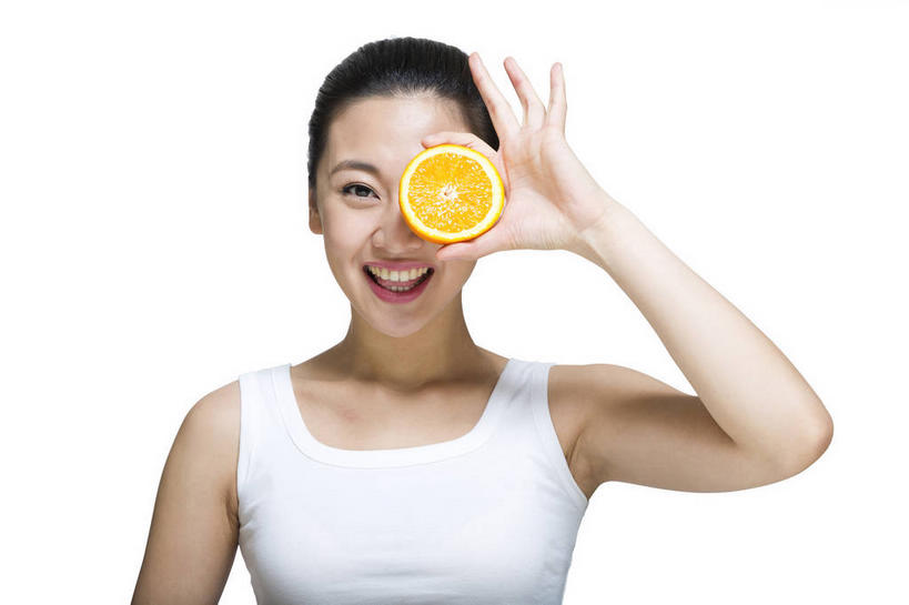 东方人,一个人,笑,微笑,露齿笑,横图,室内,白天,白色背景,正面,水果,亚洲,仅一个年轻女性,仅一个女性,仅一个人,切开,握,阴影,新鲜,反射,影子,生食,食品,果实,半个,拿,拿着,注视,黄种人,食物,观察,看,切,一半,握着,遮,遮掩,摄影,有机食品,绿色食品,影棚,观看,察看,掩盖,遮挡,甜橙,关注,摄影棚,剖面,切面,遮盖,掩饰,年轻女性,女人,女性,亚洲人,橙子,橙,半身,彩图,影棚拍摄,拍摄,鹄壳,黄橙,黄果,金橙,金环,金球,糖橙