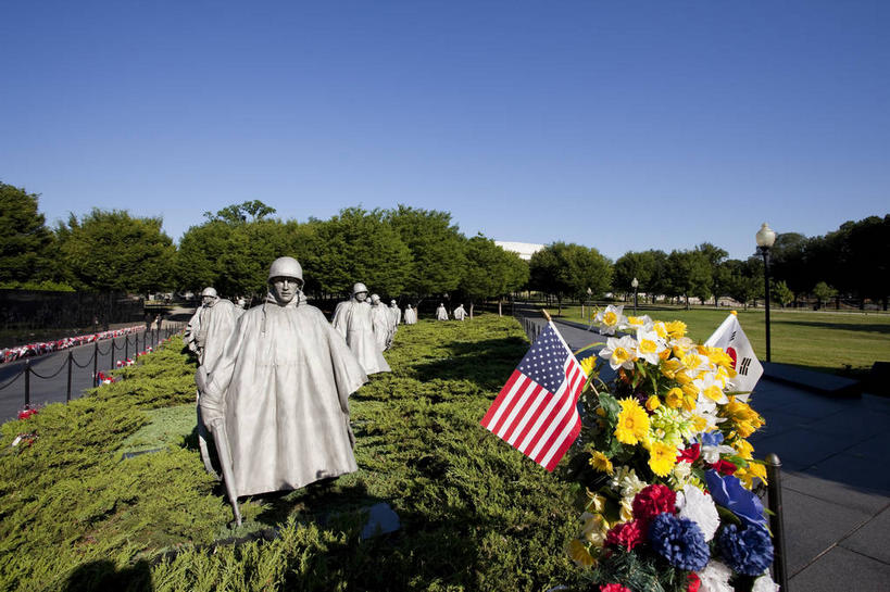 西方人,无人,栏杆,站,横图,室外,白天,正面,制服,旅游,度假,花海,花圃,植物,标志建筑,地标,建筑,旗帜,国旗,帽子,叶子,雕塑,欧洲,美国,欧洲人,阴影,艺术,装饰,盛开,光线,雕刻,雕像,影子,围栏,首都,许多人,花蕾,娱乐,建设,护栏,星条旗,花,花瓣,花朵,花卉,鲜花,树,树木,衣服,蓝色,绿色,蓝天,天空,阳光,自然,工艺品,花丛,花束,花田,天,花苞,花蕊,站着,一群人,享受,休闲,旅游胜地,放松,美国国旗,生长,晴朗,成长,纪念,军人,美术,北美,军装,北美洲,主题,美洲,军服,陈列,华盛顿特区,万里无云,华盛顿哥伦比亚特区,华府,功能,美学,北亚美利加洲,亚美利加洲,朝鲜战争纪念碑,朝鲜战争老兵纪念碑,男人,男性,年轻男性,白种人,旗,晴空,晴空万里,站立,彩图,全身,美利坚合众国国旗,美利坚合众国,白色人种,高加索人种,欧罗巴人种