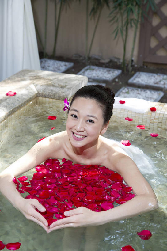 东方人,一个人,坐,抱,笑,微笑,露齿笑,竖图,俯视,室内,白天,按摩,美容,洗澡,温泉,雾,窗帘,亚洲,仅一个年轻女性,仅一个女性,仅一个人,吊挂,护肤,悬挂,沸腾,漂浮,装饰,盛开,蒸汽,墙,水蒸气,雾气,挂,花蕾,注视,黄种人,干净,顾客,墙壁,墙面,花,花瓣,花朵,鲜花,红色,帘子,花苞,花蕊,观察,看,清洁,保养,享受,休闲,健康,温暖,遮阳,放松,SPA水疗,保健,花瓣澡,温泉浴场,泉水,温和,抱着,观看,华丽,修饰,漂流,气体,点缀,察看,卫生,搂着,关注,养颜,蒸发,衬托,美观,雅致,雅观,流浪,泡汤,主顾,流落,流散,漂泊,飘泊,飘流,地热,年轻女性,女人,女性,亚洲人,矿泉疗养地,搂,搂抱,坐着,半身,彩图,高角度拍摄,沐浴,水疗,花瓣浴