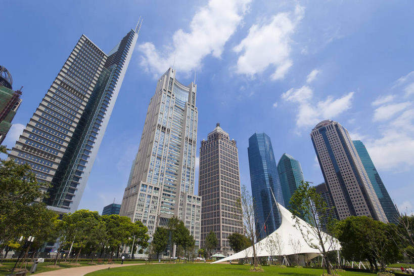 无人,高楼大厦,横图,室外,白天,仰视,度假,草地,草坪,美景,植物,城市风光,标志建筑,城市,大厦,地标,建筑,摩天大楼,上海,中国,亚洲,阴影,光线,影子,景观,云,云朵,建筑群,云彩,娱乐,建设,浦东,草,树,树木,中银大厦,蓝色,绿色,白云,蓝天,天空,阳光,自然,天,享受,休闲,景色,放松,生长,晴朗,成长,申,金融中心,陆家嘴,陆家嘴金融贸易区,浦东新区,东亚,上海市,中华人民共和国,沪,华东地区,交银金融大厦,晴空,彩图,低角度拍摄,大楼,高层建筑,高楼,摩天楼,上海银行大厦,黄金置地大厦