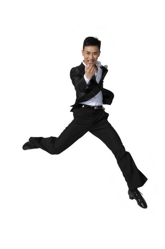 东方人,一个人,跳舞者,跳,笑,微笑,露齿笑,竖图,室内,白天,白色背景,正面,跳舞,亚洲,仅一个男性,仅一个人,服装,半空,注视,黄种人,仅一个年轻男性,衣服,观察,看,摄影,服饰,影棚,观看,张开双腿,察看,衣着,穿着,关注,摄影棚,舞姿,表演服,国标舞,交际舞,演出服,交谊舞,衣饰,展开双腿,道具服,社交舞,男人,男性,年轻男性,亚洲人,舞蹈家,舞蹈演员,舞者,跳跃,彩图,全身,影棚拍摄,拍摄,舞蹈,国际标准交谊舞,舞会舞,舞厅舞,伸展双腿