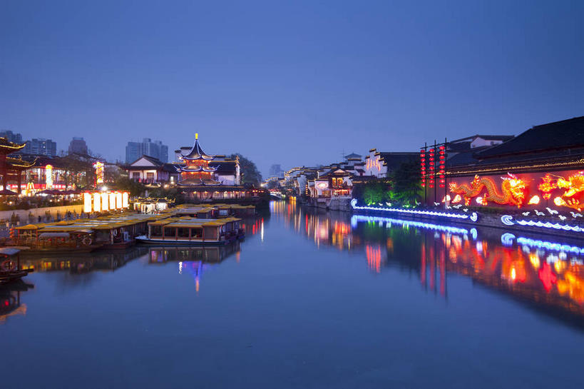 无人,家,横图,彩色,室外,夜晚,正面,旅游,度假,河流,名胜古迹,水,植物,标志建筑,地标,建筑,霓虹灯,南京,中国,亚洲,阴影,波纹,遗迹,光线,影子,房屋,屋子,河水,水流,灯光,七彩,涟漪,古迹,文物,娱乐,光源,建设,古建筑,江苏,楼房,霓虹,住宅,灯,树,树木,蓝色,绿色,倒影,蓝天,水纹,天空,自然,波浪,天,享受,休闲,旅游胜地,放松,生长,成长,秦淮河,倒映,照明设备,古文明,东亚,江苏省,南京市,中华人民共和国,华东地区,苏,省会,水晕,氖灯,反照,石头城,彩图,房子,龙藏浦