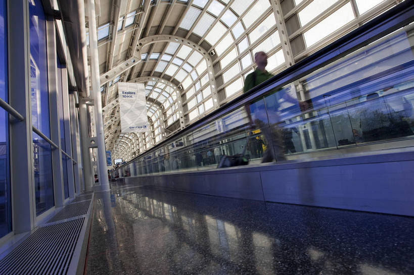 西方人,一个人,机场,走,横图,室内,白天,仰视,度假,美景,城市风光,城市,电梯,飞机场,欧洲,美国,欧洲人,仅一个男性,仅一个人,仅一个中年男性,握,服装,拉杆箱,旅行箱,电动扶梯,景观,自动扶梯,运输工具,拿,拿着,娱乐,候机厅,衣服,行李箱,箱子,享受,休闲,景色,放松,握着,服饰,出差,北美,北美洲,衣着,穿着,美洲,候机室,伊利诺斯州,芝加哥,世界屠猪城,巨肩之城,劳动之城,伊利诺伊,伊利诺伊州,伊利诺州,芝加哥市,芝城,林肯之地,北亚美利加洲,亚美利加洲,衣饰,待机室,奥黑尔国际机场,男人,男性,中年男性,白种人,航空站,空港,步行,散步,走路,彩图,低角度拍摄,全身,旅行,美利坚合众国,扶手电梯,升降设备,运输带,自动行人电梯,电扶梯,白色人种,高加索人种,欧罗巴人种,芝加哥奥黑尔国际机场,芝加哥奥黑尔机场,芝加哥机场