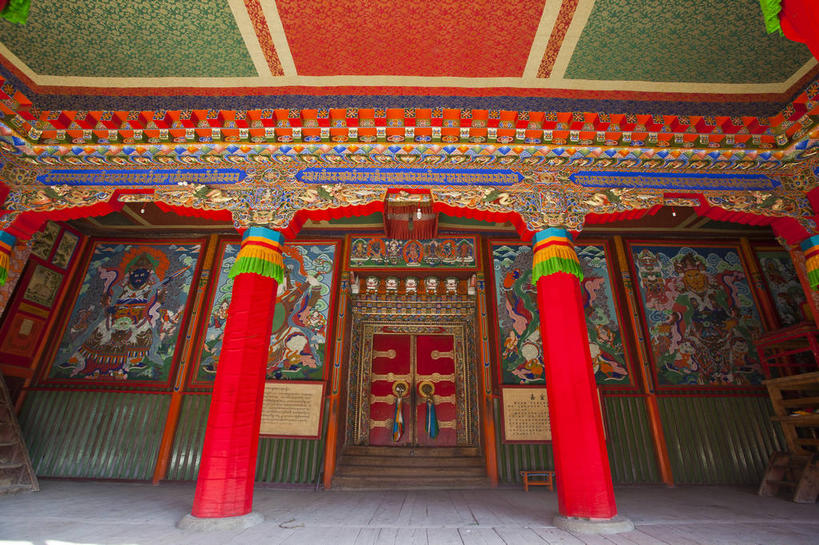 无人,寺庙,横图,室内,白天,仰视,旅游,度假,绘画,名胜古迹,门,标志建筑,地标,建筑,中国,亚洲,节日,遗迹,艺术,柱子,墙,古典,古迹,文化,文物,娱乐,建设,古建筑,墙壁,墙面,工艺品,门框,庙宇,品味,祈祷,享受,休闲,健康,旅游胜地,放松,许愿,宗教,佛教,信仰,纪念,祈求,美术,高雅,古文明,东亚,甘肃,甘肃省,喇嘛教,藏传佛教,夏河县,拉卜楞寺,中华人民共和国,美学,西北地区,甘,甘南,甘南州,释教,夏河,平安,彩图,低角度拍摄,庙,寺,藏语系佛教,西藏佛教