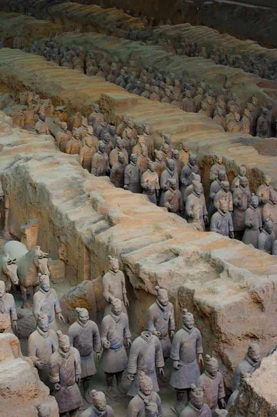 东方人,无人,站,竖图,俯视,室内,白天,旅游,度假,安全,成功,合作,团队,集体,信心,名胜古迹,标志建筑,地标,建筑,雕塑,兵马俑,西安,中国,亚洲,一排,许多,士兵,遗迹,艺术,整齐,装饰,并列,并排,雕刻,雕像,盔甲,建筑群,防护,很多,许多人,古典,黄种人,古迹,文化,文物,娱乐,建设,队伍,古建筑,排列,工艺品,站着,一群人,享受,休闲,墓地,旅游胜地,放松,古董,纪念,保护,战马,军人,美术,领导,坟墓,陵墓,古物,成就,队列,主题,保险,防御,平行,合伙,领袖,陈列,坟场,古玩,古文明,东亚,陕西,陕西省,军队,西安市,战车,中华人民共和国,省会,铠甲,功能,美学,防具,防卫,西北地区,陕,秦始皇陵兵马俑,八大奇迹,军事博物馆,平安,男人,男性,年轻男性,亚洲人,站立,半身,彩图,高角度拍摄,武装组织,甲胄,陶俑