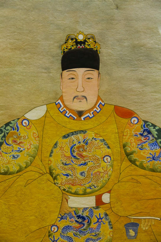 东方人,一个人,无人,竖图,室内,特写,白天,正面,绘画,静物,帽子,亚洲,仅一个男性,仅一个人,仅一个中年男性,艺术,古典,注视,黄种人,文化,黄色,黑色,工艺品,观察,看,品味,观看,皇帝,美术,权威,察看,高雅,高贵,关注,美学,权力,统治,龙衮,龙袍,权势,天子,蟒袍,九五之尊,圣上,统治者,陛下,官家,势力,男人,男性,中年男性,亚洲人,半身,彩图,朝服