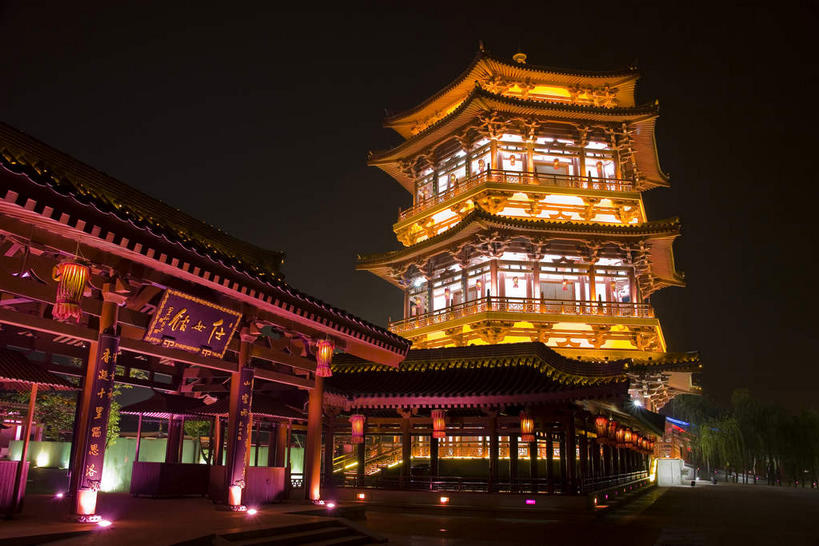 无人,家,横图,室外,夜晚,仰视,旅游,度假,名胜古迹,标志建筑,地标,建筑,雕塑,西安,中国,亚洲,阴影,遗迹,艺术,装饰,光线,标志,雕刻,牌匾,文字,影子,字符,房屋,屋子,灯光,古迹,文化,文物,娱乐,标识,建设,古建筑,楼房,住宅,天空,工艺品,天,享受,休闲,汉字,旅游胜地,放松,纪念,美术,中文,主题,陈列,古文明,东亚,陕西,陕西省,西安市,中华人民共和国,省会,功能,美学,国文,华文,西北地区,陕,曲江新区,彩图,低角度拍摄,房子,芙蓉园,大唐芙蓉园