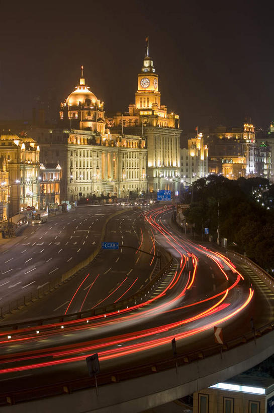无人,高楼大厦,竖图,室外,夜晚,正面,长时间曝光,度假,河流,美景,水,植物,城市风光,标志建筑,城市,大厦,道路,地标,建筑,路,路灯,摩天大楼,夜景,公路,照明,上海,中国,亚洲,阴影,光线,影子,河水,景观,水流,灯光,交通,娱乐,建设,黄浦江,灯,树,树木,绿色,天空,自然,外滩,天,享受,休闲,景色,放松,生长,成长,照亮,申,照明设备,曝光,黄浦区,东亚,浦东发展银行大楼,上海海关大楼,海关大楼,中山东一路,上海市,中华人民共和国,沪,华东地区,马路,彩图,大楼,高层建筑,高楼,摩天楼,黄埔滩,上海外滩,外黄埔滩