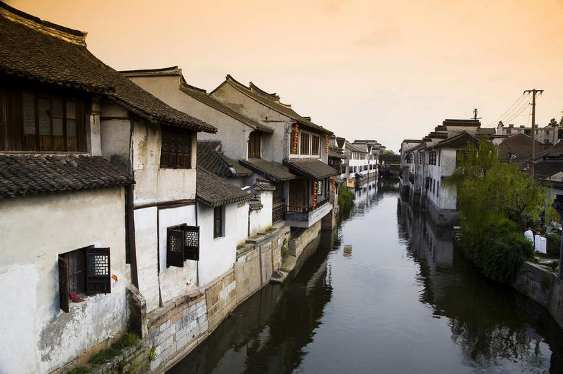 无人,家,横图,室外,白天,正面,旅游,度假,河流,名胜古迹,日落,水,植物,标志建筑,地标,建筑,中国,亚洲,遗迹,房屋,屋子,河水,水流,晚霞,霞光,落日,古迹,文物,娱乐,建设,古建筑,浙江,楼房,住宅,树,树木,古镇,浙江省,绿色,倒影,自然,黄昏,享受,休闲,旅游胜地,彩霞,放松,生长,成长,倒映,古文明,东亚,西塘,中华人民共和国,华东地区,浙,嘉善,嘉善县,嘉兴,嘉兴市,夕照,反照,薄暮,西塘古镇,西塘镇,夕阳,彩图,傍晚,房子,斜阳