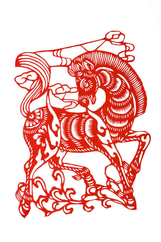 无人,站,竖图,室内,特写,白天,白色背景,侧面,静物,一张,握,艺术,纸艺,手工艺品,拿,拿着,扭头,注视,文化,一匹,红色,纸制品,工艺品,剪纸,观察,看,站着,转头,握着,观看,察看,高雅,关注,窗花,自信心,品位,剪画,刻纸,站立,彩图