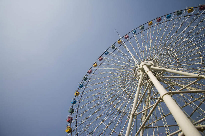 无人,公园,游乐园,横图,室外,白天,仰视,度假,游戏,美景,城市风光,城市,游乐场,中国,亚洲,阴影,光线,影子,景观,摩天轮,玩,娱乐,山东,蓝色,蓝天,天空,阳光,天,享受,休闲,景色,放松,游乐设施,晴朗,活动,发泄,消遣,智力,东亚,山东省,济南,万里无云,费里斯大转轮,中华人民共和国,华东地区,省会,宣泄,鲁,乐园,济南市,主题公园,游艺设施,历城区,晴空,晴空万里,玩耍,嬉戏,彩图,低角度拍摄,人造公园,主题乐园,大明湖公园,泉城明珠,中国第一泉水湖