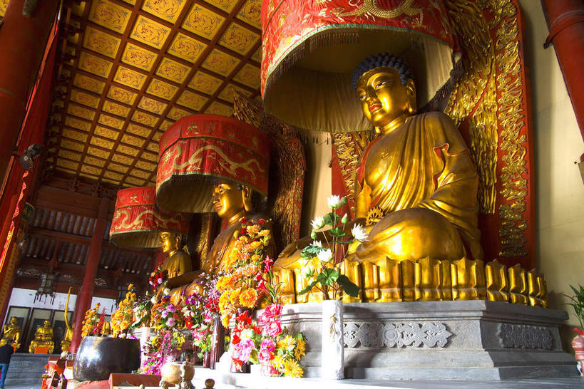 无人,寺庙,横图,室内,白天,仰视,旅游,度假,名胜古迹,标志建筑,地标,建筑,雕塑,中国,亚洲,节日,遗迹,艺术,装饰,盛开,雕刻,雕像,花蕾,古迹,文化,文物,娱乐,建设,古建筑,花,花瓣,花朵,鲜花,工艺品,庙宇,花苞,花蕊,祈祷,享受,休闲,健康,金色,旅游胜地,放松,许愿,宗教,佛教,信仰,纪念,祈求,美术,主题,开封,陈列,古文明,东亚,喇嘛教,藏传佛教,中华人民共和国,功能,美学,河南,河南省,豫,华中地区,开封市,释教,平安,彩图,低角度拍摄,庙,寺,藏语系佛教,西藏佛教,大相国寺,建国寺