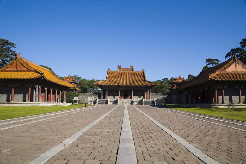 无人,横图,室外,白天,正面,旅游,度假,草地,草坪,名胜古迹,植物,标志建筑,地标,建筑,中国,亚洲,阴影,遗迹,光线,瓦片,影子,屋顶,顶棚,瓦,古迹,文物,娱乐,建设,古建筑,草,树,树木,蓝色,绿色,蓝天,天空,阳光,自然,天,享受,休闲,墓地,旅游胜地,放松,建造,生长,晴朗,成长,坟墓,陵墓,坟场,古文明,东亚,屋瓦,辽宁,辽宁省,沈阳,万里无云,中华人民共和国,省会,沈阳市,辽,东北地区,晴空,晴空万里,彩图,北陵,清昭陵,昭陵