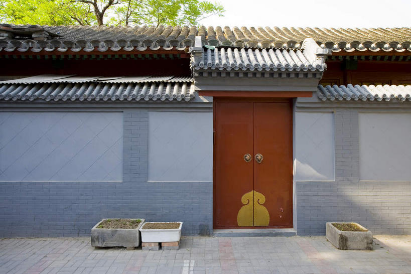无人,家,横图,室外,白天,正面,旅游,度假,名胜古迹,植物,门,标志建筑,地标,建筑,北京,中国,亚洲,阴影,遗迹,光线,瓦片,影子,房屋,屋顶,屋子,首都,顶棚,瓦,古迹,文物,娱乐,建设,古建筑,楼房,住宅,树,树木,绿色,阳光,自然,门框,享受,休闲,旅游胜地,放松,建造,生长,成长,四合院,古文明,东亚,屋瓦,中华人民共和国,北京市,京,北平,华北地区,彩图,房子,合院,四合房