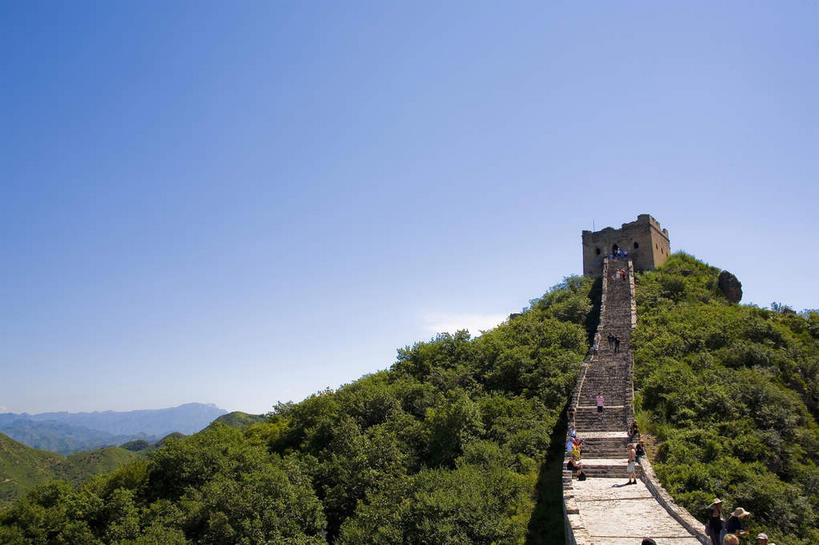 无人,横图,室外,白天,正面,旅游,度假,石头,名胜古迹,森林,山,山脉,树林,植物,楼梯,标志建筑,地标,建筑,北京,中国,亚洲,阴影,遗迹,光线,石子,影子,阶梯,墙,山峰,山峦,首都,古迹,文物,娱乐,建设,城墙,古建筑,墙壁,墙面,台阶,树,树木,蓝色,绿色,蓝天,天空,阳光,自然,群山,天,享受,休闲,旅游胜地,放松,生长,晴朗,成长,坚硬,防御,古文明,东亚,万里无云,中华人民共和国,北京市,京,北平,华北地区,密云县,坚固,古北口镇,司马台,司马台长城,司马台村,石块,岩石,晴空,晴空万里,彩图,密云