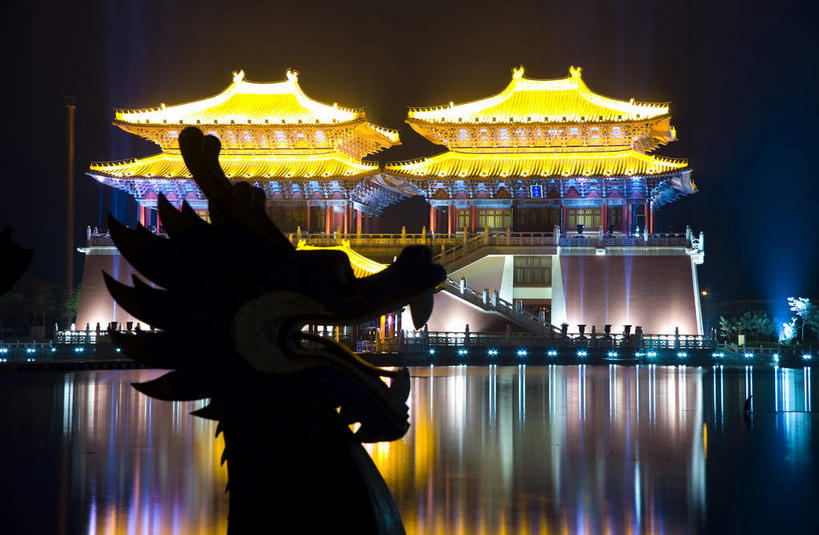 无人,公园,横图,彩色,室外,夜晚,正面,旅游,度假,成功,湖,湖泊,名胜古迹,水,标志建筑,地标,建筑,霓虹灯,雕塑,中国,亚洲,阴影,波纹,遗迹,艺术,装饰,光线,龙,雕刻,雕像,影子,湖面,水流,水面,灯光,七彩,涟漪,古迹,文物,娱乐,光源,建设,古建筑,霓虹,灯,黄色,倒影,水纹,工艺品,波浪,湖水,享受,休闲,旅游胜地,放松,纪念,美术,倒映,照明设备,高贵,主题,图腾,传说,开封,陈列,古文明,东亚,中华人民共和国,水晕,功能,美学,氖灯,祥瑞,灵兽,权势,尊荣,河南,河南省,豫,华中地区,开封市,反照,幸运,彩图,龙亭区,清明上河园
