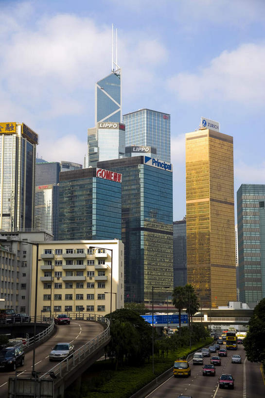 无人,家,高楼大厦,竖图,室外,白天,正面,度假,美景,植物,城市风光,标志建筑,城市,大厦,道路,地标,建筑,路,摩天大楼,公路,汽车,香港,中国,亚洲,阴影,光线,影子,房屋,屋子,景观,云,云朵,公寓,建筑群,交通,云彩,娱乐,建设,洋房,楼房,住宅,车,树,树木,中环,中银大厦,蓝色,绿色,白云,蓝天,天空,阳光,自然,交通工具,轿车,天,驾驶,行驶,享受,休闲,景色,放松,生长,晴朗,成长,操纵,港,控制,载具,驾车,东亚,操控,香港岛,香港特别行政区,港澳台,中华人民共和国,把持,港岛,花园道,中西区,晴空,马路,彩图,房子,大楼,高层建筑,高楼,摩天楼