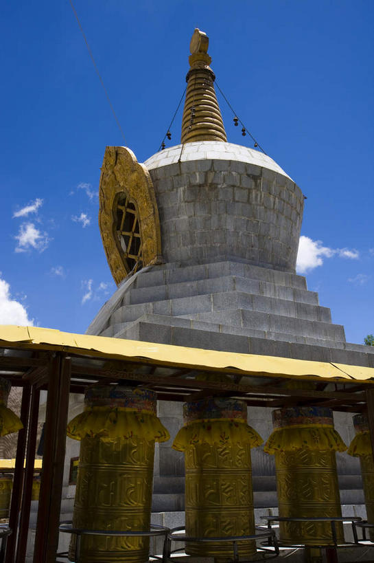 无人,寺庙,竖图,室外,白天,仰视,旅游,度假,名胜古迹,标志建筑,地标,建筑,中国,亚洲,阴影,节日,遗迹,光线,影子,云,云朵,云彩,古迹,文化,文物,娱乐,建设,古建筑,拉萨,西藏,蓝色,白云,蓝天,天空,阳光,庙宇,天,祈祷,享受,休闲,健康,旅游胜地,放松,许愿,宗教,佛教,信仰,晴朗,纪念,祈求,藏,古文明,东亚,西藏自治区,喇嘛教,藏传佛教,首府,中华人民共和国,西南地区,拉萨市,释教,色拉大乘寺,色拉寺,平安,晴空,彩图,低角度拍摄,庙,寺,藏语系佛教,西藏佛教