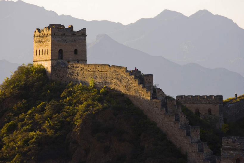 无人,横图,室外,白天,正面,旅游,度假,名胜古迹,森林,山,山脉,树林,植物,标志建筑,地标,建筑,北京,长城,中国,亚洲,阴影,遗迹,光线,影子,墙,山峰,山峦,首都,古迹,文物,娱乐,建设,城墙,古建筑,墙壁,墙面,树,树木,绿色,天空,阳光,自然,群山,天,享受,休闲,旅游胜地,放松,生长,成长,坚硬,万里长城,防御,烽火台,古文明,东亚,中华人民共和国,北京市,京,北平,华北地区,河北,河北省,冀,密云县,承德,承德市,坚固,金山岭长城,金山岭,滦平县,彩图,墩台,烽堠,烽燧,烟墩,密云