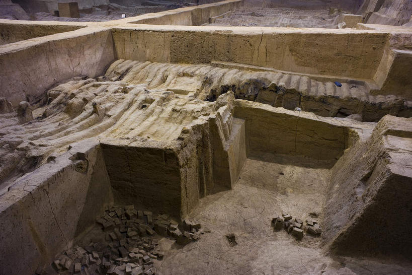 无人,横图,俯视,室内,白天,旅游,度假,成功,合作,团队,集体,信心,名胜古迹,标志建筑,地标,建筑,雕塑,兵马俑,西安,中国,亚洲,士兵,遗迹,艺术,装饰,雕刻,雕像,泥土,土壤,建筑群,古典,古迹,文化,文物,娱乐,建设,队伍,古建筑,工艺品,享受,休闲,墓地,旅游胜地,放松,古董,纪念,战马,军人,美术,粘土,领导,坟墓,陵墓,古物,成就,矿物,主题,合伙,领袖,陈列,坟场,古玩,古文明,东亚,陕西,陕西省,军队,西安市,战车,中华人民共和国,省会,功能,美学,西北地区,陕,秦始皇陵兵马俑,八大奇迹,军事博物馆,彩图,高角度拍摄,黏土,武装组织,陶俑