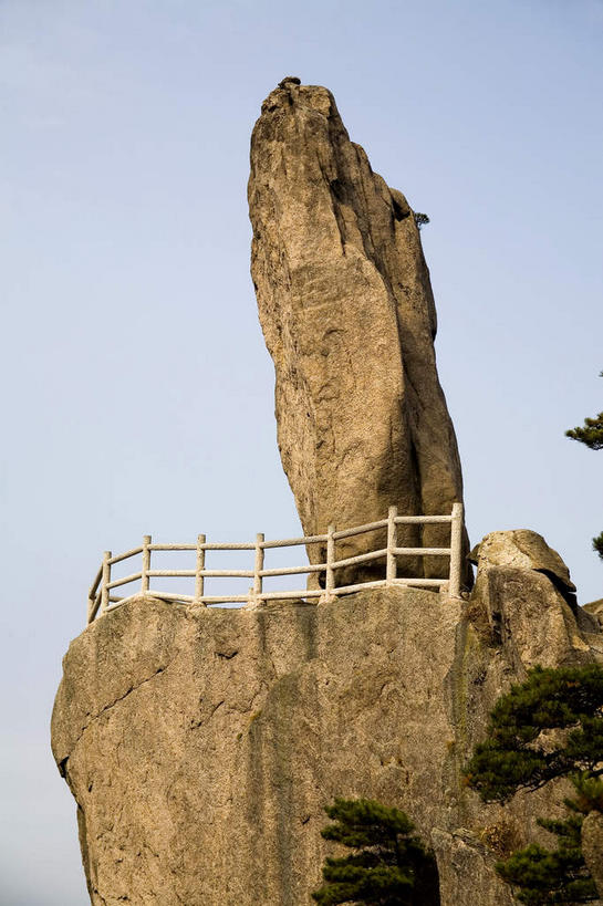 无人,栏杆,竖图,室外,白天,仰视,旅游,度假,黄山,石头,美景,山,山脉,植物,松树,中国,亚洲,阴影,光线,石子,影子,景观,山峰,围栏,山峦,娱乐,护栏,树,树木,蓝色,绿色,蓝天,天空,阳光,自然,奇石,群山,天,享受,休闲,景色,放松,生长,晴朗,成长,自然风光,坚定,东亚,安徽,安徽省,黄山市,万里无云,中华人民共和国,华东地区,长寿,皖,贞洁,黟山,石块,岩石,晴空,晴空万里,彩图,低角度拍摄,飞来石,世界地质公园,天下第一奇山