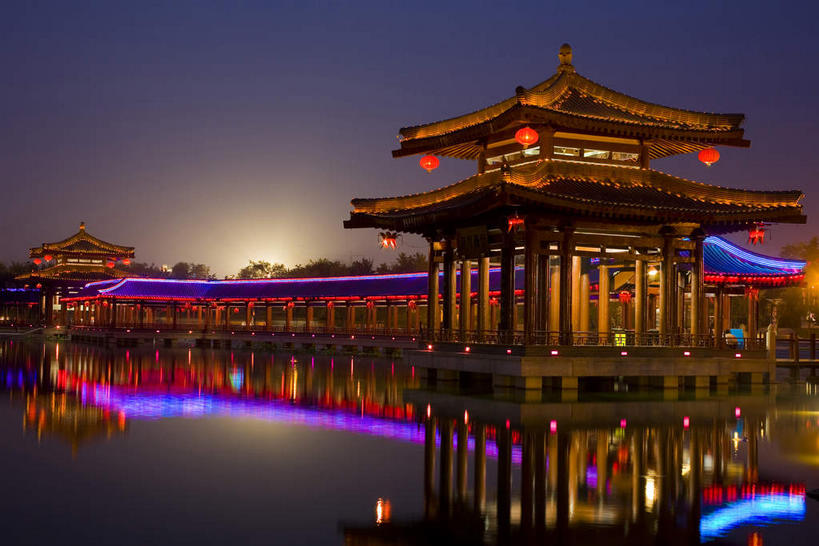 无人,宫殿,横图,彩色,室外,夜晚,正面,旅游,度假,河流,名胜古迹,水,标志建筑,地标,建筑,霓虹灯,西安,中国,亚洲,阴影,遗迹,光线,瓦片,影子,柱子,屋顶,屋檐,河水,水流,灯光,七彩,顶棚,古迹,文物,娱乐,光源,建设,古建筑,霓虹,檐,灯,倒影,享受,休闲,旅游胜地,放松,倒映,宫廷,照明设备,古文明,东亚,陕西,陕西省,西安市,中华人民共和国,省会,氖灯,西北地区,陕,王宫,反照,曲江新区,彩图,皇宫,芙蓉园,大唐芙蓉园