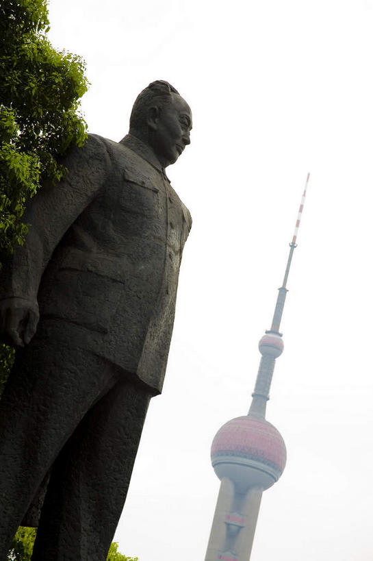 东方人,一个人,无人,站,竖图,室外,白天,仰视,旅游,度假,植物,标志建筑,地标,建筑,雕塑,上海,中国,亚洲,仅一个男性,仅一个人,仅一个中年男性,阴影,服装,艺术,装饰,光线,陈毅,雕刻,雕像,影子,塔,黄种人,娱乐,建设,东方明珠,浦东,树,树木,一个,衣服,绿色,天空,阳光,自然,工艺品,天,站着,享受,休闲,旅游胜地,放松,服饰,生长,单个,成长,纪念,美术,申,衣着,穿着,主题,电视塔,陈列,金融中心,陆家嘴,陆家嘴金融贸易区,浦东新区,东亚,东方明珠广播电视塔,东方明珠电视塔,上海市,中华人民共和国,沪,华东地区,功能,美学,军事家,政治家,诗人,革命家,衣饰,外交家,男人,男性,中年男性,亚洲人,站立,半身,彩图,低角度拍摄,东方明珠塔,陈世俊,仲弘