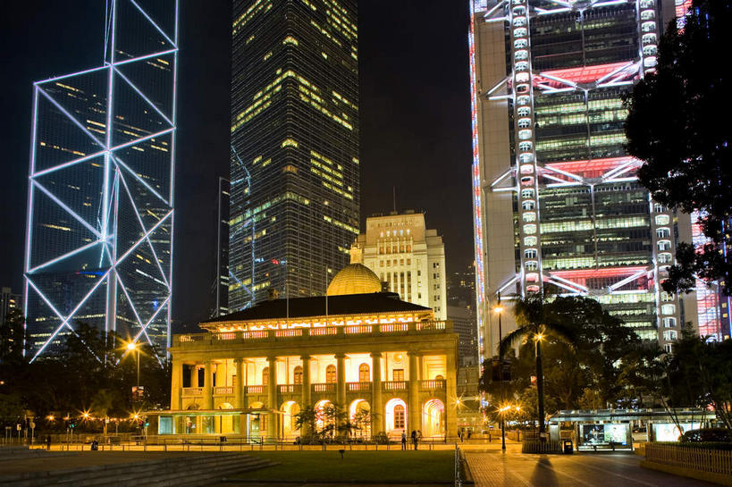 无人,家,高楼大厦,横图,室外,夜晚,正面,旅游,度假,植物,窗户,落地窗,标志建筑,大厦,道路,地标,建筑,路,摩天大楼,夜景,公路,香港,中国,亚洲,一排,许多,阴影,整齐,并列,并排,光线,影子,房屋,屋子,灯光,交通,很多,娱乐,建设,楼房,玻璃窗,住宅,树,树木,中环,排列,绿色,自然,享受,休闲,旅游胜地,放松,生长,成长,港,队列,平行,玻璃幕墙,东亚,香港岛,香港特别行政区,港澳台,中华人民共和国,港岛,中西区,马路,彩图,房子,大楼,高层建筑,高楼,摩天楼,皇后大道,汇丰银行大楼,香港汇丰总行大厦