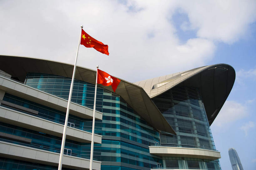 无人,高楼大厦,横图,室外,白天,仰视,旅游,度假,窗户,落地窗,标志建筑,大厦,地标,建筑,摩天大楼,旗帜,国旗,香港,中国,亚洲,一面,一排,许多,阴影,整齐,并列,并排,飘扬,光线,影子,云,星星,云朵,很多,云彩,娱乐,建设,五星红旗,玻璃窗,排列,黄色,红色,蓝色,白云,蓝天,天空,阳光,天,享受,休闲,星形,旅游胜地,放松,晴朗,飘逸,港,队列,飞扬,平行,五角形,玻璃幕墙,中国国旗,东亚,香港会议展览中心,湾仔,香港岛,香港特别行政区,港澳台,中华人民共和国,五颗,湾仔区,香港会展中心,港岛,旗,晴空,五角星,彩图,低角度拍摄,大楼,高层建筑,高楼,摩天楼,红地五星旗,中华人民共和国国旗,香港区旗,香港特别行政区区旗