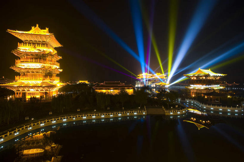 无人,公园,栏杆,横图,俯视,彩色,室外,夜晚,旅游,度假,激光,湖,湖泊,水,标志建筑,地标,建筑,霓虹灯,夜景,船,中国,亚洲,许多,阴影,辐射,光线,瓦片,影子,屋檐,湖面,水流,水面,围栏,塔,灯光,木船,七彩,很多,娱乐,光源,建设,护栏,霓虹,檐,灯,倒影,交通工具,湖水,享受,休闲,旅游胜地,放松,倒映,舟,照明设备,载具,开封,东亚,镭射,中华人民共和国,氖灯,河南,河南省,豫,华中地区,开封市,反照,彩图,高角度拍摄,莱塞,龙亭区,飞檐,清明上河园