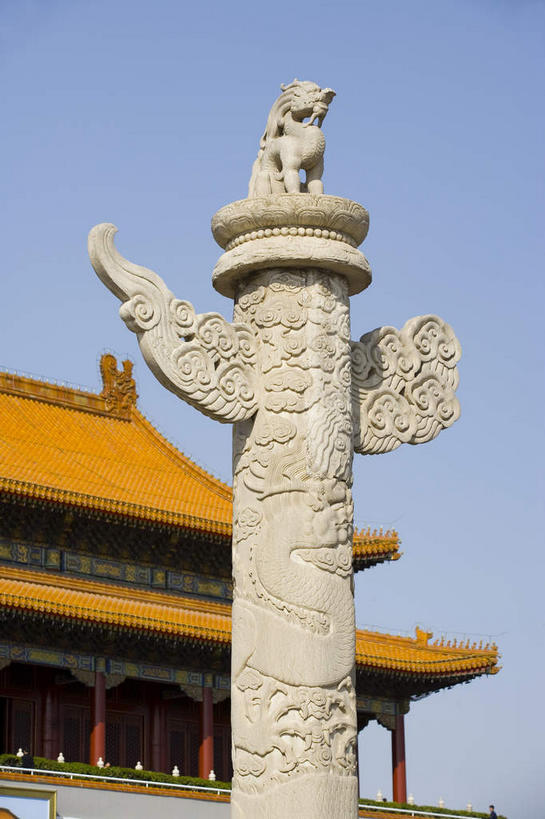 无人,宫殿,栏杆,竖图,室外,白天,仰视,旅游,度假,标志建筑,地标,建筑,北京,天安门广场,中国,亚洲,阴影,装饰,光线,瓦片,影子,柱子,屋檐,围栏,首都,娱乐,建设,华表,护栏,檐,石柱,蓝色,蓝天,天空,阳光,天,享受,休闲,旅游胜地,放松,晴朗,华丽,修饰,点缀,宫廷,东亚,万里无云,中华人民共和国,东城区,北京市,京,北平,华北地区,衬托,美观,雅致,雅观,王宫,晴空,晴空万里,彩图,低角度拍摄,皇宫,桓表,飞檐