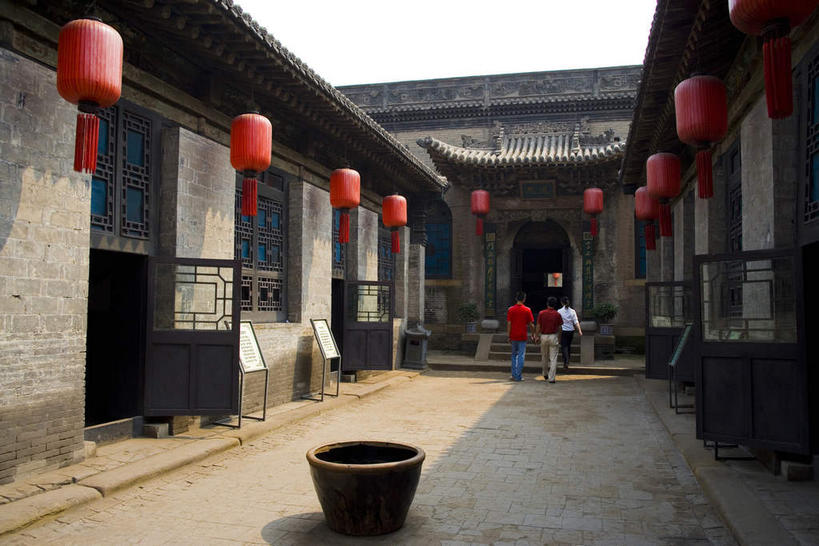 东方人,三个人,家,走,横图,室外,白天,旅游,度假,美景,窗户,楼梯,门,城市风光,城市,建筑,照明,中国,亚洲,许多,行人,游客,游人,吊挂,悬挂,阴影,服装,光线,灯笼,影子,纸灯笼,陶瓷,房屋,阶梯,墙,屋顶,屋子,景观,公寓,陶瓷制品,很多,挂,顶棚,休闲装,黄种人,娱乐,建设,洋房,楼房,路人,旅客,玻璃窗,墙壁,墙面,台阶,住宅,背面,衣服,红色,天空,阳光,容器,灯具,门框,天,享受,休闲,休闲服,景色,放松,服饰,储藏,照亮,缸,照明设备,储存,东亚,山西,山西省,中华人民共和国,华北地区,晋,晋中,晋中市,过客,男人,男性,年轻男性,年轻女性,女人,女性,亚洲人,步行,散步,走路,彩图,全身,房子,贮存