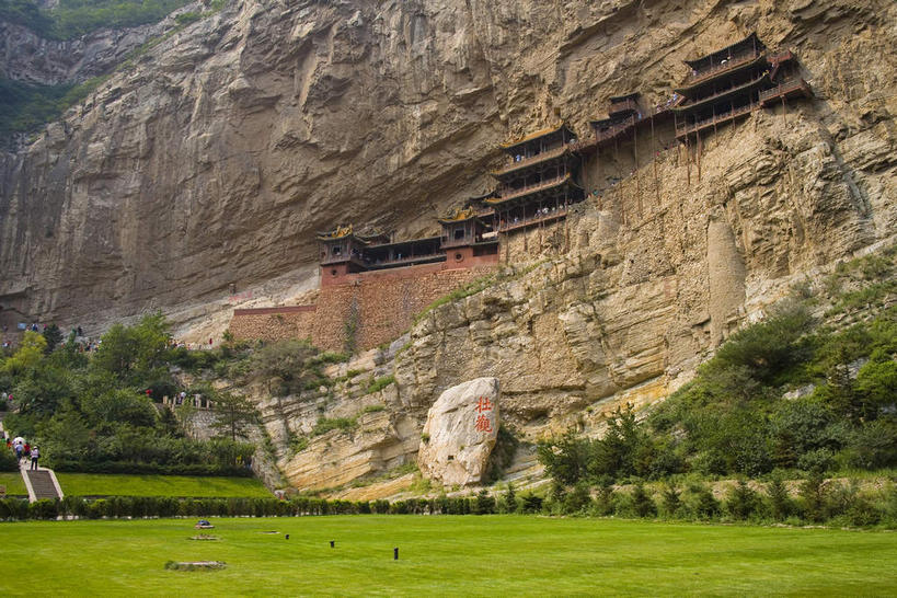 无人,寺庙,横图,室外,白天,正面,旅游,度假,草地,草坪,石头,名胜古迹,山,山脉,树林,植物,标志建筑,地标,建筑,大同,恒山,中国,亚洲,阴影,节日,遗迹,光线,标志,石子,文字,影子,字符,墙,屋顶,山峰,山峦,燃烧,顶棚,古迹,文化,文物,娱乐,标识,建设,古建筑,墙壁,墙面,草,树,树木,绿色,阳光,自然,香火,庙宇,群山,祈祷,享受,休闲,健康,汉字,旅游胜地,放松,许愿,宗教,信仰,生长,成长,纪念,祈求,中文,古文明,东亚,山西,山西省,中华人民共和国,华北地区,国文,华文,晋,大同市,五岳,平安,石块,岩石,彩图,庙,寺,北岳,北岳恒山,浑源县,玄空寺,悬空寺