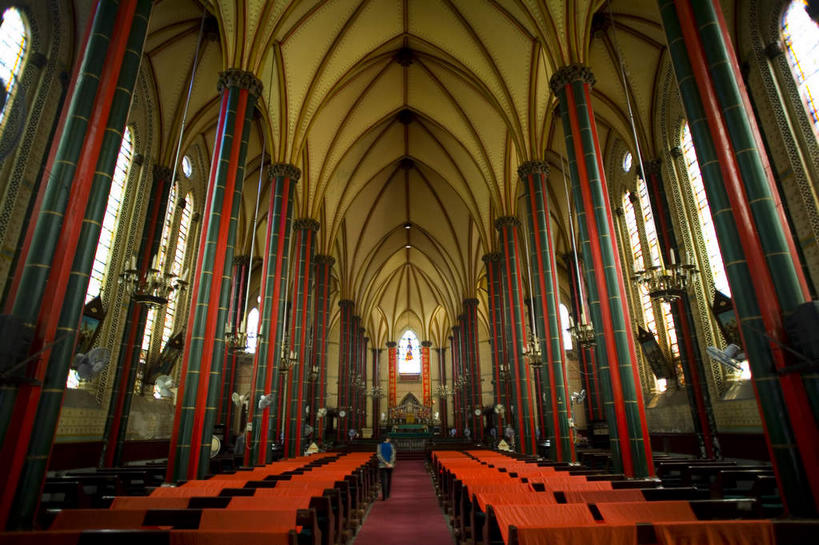 无人,教堂,横图,室内,白天,正面,旅游,度假,名胜古迹,窗户,天花板,标志建筑,地标,建筑,椅子,北京,中国,亚洲,一排,许多,节日,遗迹,整齐,并列,并排,柱子,首都,很多,古迹,文化,文物,娱乐,建设,古建筑,玻璃窗,排列,红色,祈祷,享受,休闲,健康,旅游胜地,放松,许愿,宗教,信仰,纪念,祈求,队列,平行,信念,古文明,东亚,中华人民共和国,北京市,京,北平,华北地区,西城区,彩绘玻璃,彩色玻璃,教堂玻璃,艺术玻璃,平安,彩图,大教堂,礼拜堂,北堂,西什库大街,西什库天主堂