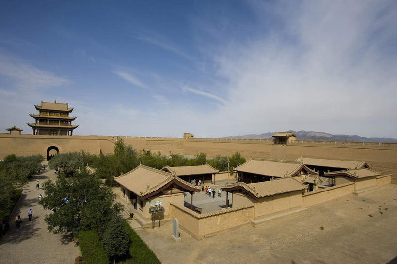 无人,横图,室外,白天,正面,旅游,度假,名胜古迹,植物,标志建筑,地标,建筑,长城,中国,亚洲,阴影,遗迹,光线,瓦片,影子,墙,屋顶,屋檐,云,云朵,云彩,顶棚,古迹,文物,娱乐,建设,城墙,古建筑,檐,墙壁,墙面,树,树木,蓝色,绿色,白云,蓝天,天空,阳光,自然,天,享受,休闲,旅游胜地,放松,生长,晴朗,成长,坚硬,万里长城,防御,古文明,东亚,甘肃,甘肃省,嘉峪关,中华人民共和国,西北地区,甘,嘉峪关市,坚固,晴空,彩图,嘉峪关长城