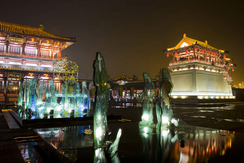 无人,宫殿,横图,室外,夜晚,正面,旅游,度假,名胜古迹,标志建筑,地标,建筑,喷泉,雕塑,西安,中国,亚洲,阴影,遗迹,艺术,装饰,光线,雕刻,雕像,瓦片,影子,墙,屋顶,屋檐,池塘,景观,水池,灯光,顶棚,古迹,文化,文物,娱乐,建设,古建筑,檐,墙壁,墙面,倒影,工艺品,品味,享受,休闲,旅游胜地,放松,纪念,美术,倒映,宫廷,主题,水景,陈列,古文明,东亚,陕西,陕西省,西安市,中华人民共和国,省会,功能,美学,美观,西北地区,陕,王宫,反照,曲江新区,设计,彩图,皇宫,芙蓉园,大唐芙蓉园