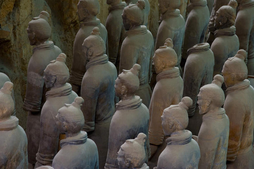 东方人,无人,站,横图,俯视,室内,白天,旅游,度假,安全,成功,合作,团队,集体,信心,名胜古迹,标志建筑,地标,建筑,雕塑,兵马俑,西安,中国,亚洲,一排,许多,士兵,遗迹,艺术,整齐,装饰,并列,并排,雕刻,雕像,盔甲,建筑群,防护,很多,许多人,黄种人,古迹,文物,娱乐,建设,队伍,古建筑,排列,工艺品,站着,一群人,享受,休闲,墓地,旅游胜地,放松,纪念,保护,战马,军人,美术,领导,坟墓,陵墓,成就,队列,主题,保险,防御,平行,合伙,领袖,陈列,坟场,古文明,东亚,陕西,陕西省,军队,西安市,战车,中华人民共和国,省会,铠甲,功能,美学,防具,防卫,西北地区,陕,秦始皇陵兵马俑,八大奇迹,军事博物馆,平安,男人,男性,中年男性,亚洲人,站立,半身,彩图,高角度拍摄,武装组织,甲胄