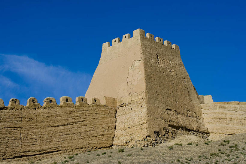 无人,横图,室外,白天,正面,旅游,度假,名胜古迹,标志建筑,地标,建筑,长城,中国,亚洲,阴影,遗迹,光线,瓦片,影子,墙,屋顶,屋檐,云,云朵,云彩,顶棚,古迹,文物,娱乐,建设,城墙,古建筑,檐,墙壁,墙面,蓝色,白云,蓝天,天空,阳光,天,享受,休闲,旅游胜地,放松,晴朗,坚硬,万里长城,防御,古文明,东亚,甘肃,甘肃省,嘉峪关,中华人民共和国,西北地区,甘,嘉峪关市,坚固,晴空,彩图,嘉峪关长城