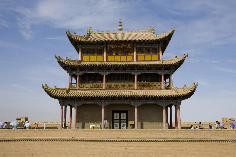 无人,横图,室外,白天,正面,旅游,度假,名胜古迹,标志建筑,地标,建筑,长城,中国,亚洲,阴影,遗迹,光线,瓦片,影子,柱子,墙,屋顶,屋檐,云,云朵,云彩,顶棚,古迹,文物,娱乐,建设,城墙,古建筑,檐,墙壁,墙面,蓝色,白云,蓝天,天空,阳光,天,享受,休闲,旅游胜地,放松,城楼,晴朗,坚硬,万里长城,防御,古文明,东亚,甘肃,甘肃省,嘉峪关,中华人民共和国,门楼,西北地区,甘,嘉峪关市,坚固,晴空,彩图,嘉峪关长城