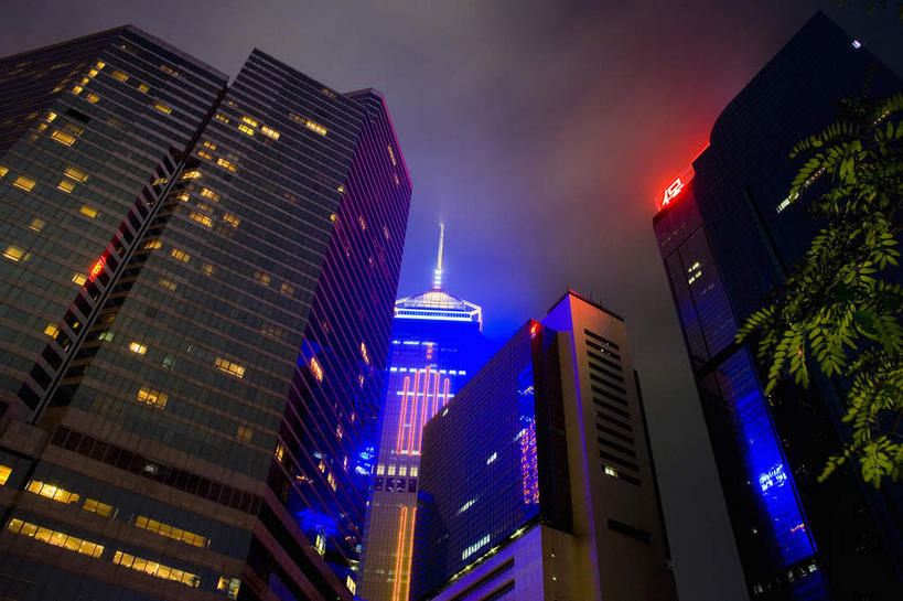 无人,高楼大厦,横图,彩色,室外,夜晚,仰视,度假,美景,植物,窗户,落地窗,城市风光,城市,大厦,建筑,摩天大楼,霓虹灯,夜景,香港,中国,亚洲,一排,许多,阴影,整齐,并列,并排,光线,影子,景观,建筑群,灯光,七彩,很多,娱乐,光源,建设,霓虹,玻璃窗,灯,树,树木,维多利亚港,排列,绿色,自然,享受,休闲,景色,放松,生长,成长,港,照明设备,队列,平行,玻璃幕墙,东亚,新界,九龙,维多利亚湾,尖沙咀,香港岛,香港特别行政区,港澳台,中华人民共和国,氖灯,九龙半岛,沙田区,港岛,沙田,维港,油尖旺区,尖沙嘴,彩图,低角度拍摄,大楼,高层建筑,高楼,摩天楼