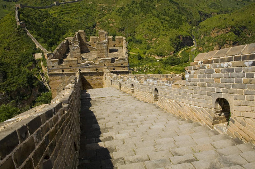 无人,横图,俯视,室外,白天,旅游,度假,名胜古迹,森林,山,山脉,树林,植物,地标,北京,长城,中国,亚洲,阴影,遗迹,光线,影子,山峰,山峦,首都,古迹,文物,娱乐,古建筑,树,树木,绿色,阳光,自然,群山,享受,休闲,旅游胜地,放松,生长,成长,万里长城,烽火台,古文明,东亚,世界文化遗产,中华人民共和国,北京市,京,北平,华北地区,密云县,古北口镇,司马台,司马台长城,司马台村,彩图,高角度拍摄,墩台,烽堠,烽燧,烟墩,标志性建筑,密云