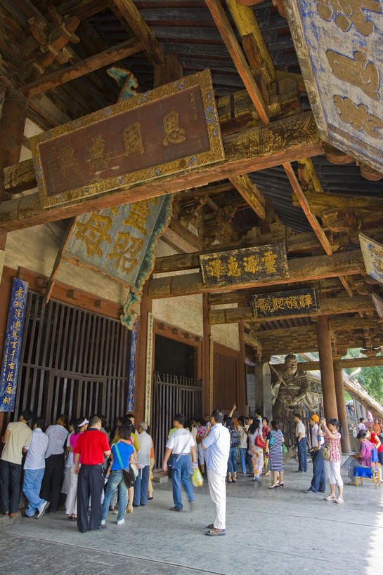 东方人,家,走,竖图,室内,白天,正面,旅游,度假,美景,窗户,天花板,城市风光,城市,建筑,雕塑,中国,亚洲,许多,行人,游客,游人,吊挂,悬挂,阴影,服装,艺术,装饰,反射,标志,瓷砖,地砖,雕刻,牌匾,文字,影子,柱子,字符,房屋,墙,屋子,景观,公寓,地面,很多,许多人,挂,注视,休闲装,黄种人,文化,娱乐,标识,建设,洋房,楼房,路人,旅客,玻璃窗,墙壁,墙面,住宅,衣服,工艺品,观察,看,一群人,享受,休闲,休闲服,汉字,景色,放松,服饰,观看,纪念,美术,察看,关注,中文,主题,陈列,东亚,山西,山西省,中华人民共和国,华北地区,省会,功能,美学,国文,华文,太原,太原市,晋,过客,男人,男性,年轻男性,年轻女性,女人,女性,亚洲人,步行,散步,走路,半身,彩图,房子,晋祠,晋王祠,唐叔虞祠