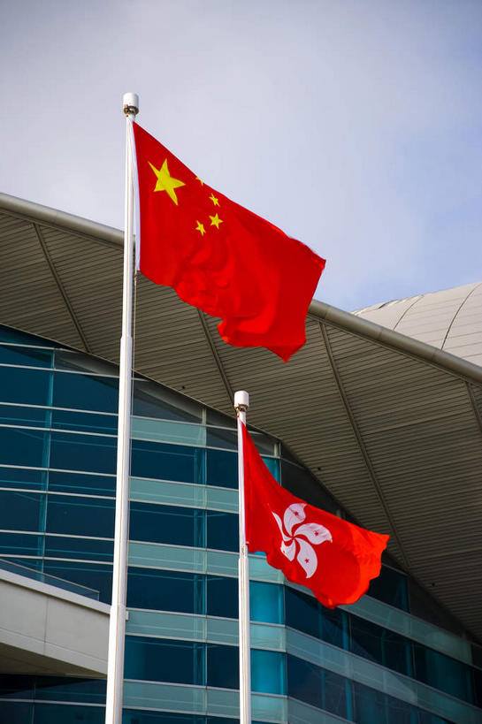 无人,竖图,室外,白天,仰视,旅游,度假,窗户,落地窗,标志建筑,地标,建筑,旗帜,国旗,香港,中国,亚洲,两面,一排,许多,吊挂,悬挂,阴影,整齐,并列,并排,光线,旗杆,影子,屋顶,很多,挂,顶棚,娱乐,建设,五星红旗,玻璃窗,排列,红色,蓝色,蓝天,天空,阳光,天,享受,休闲,旅游胜地,放松,晴朗,港,队列,平行,玻璃幕墙,中国国旗,东亚,香港会议展览中心,湾仔,万里无云,香港岛,香港特别行政区,港澳台,中华人民共和国,湾仔区,香港会展中心,港岛,旗,晴空,晴空万里,彩图,低角度拍摄,红地五星旗,中华人民共和国国旗,香港区旗,香港特别行政区区旗