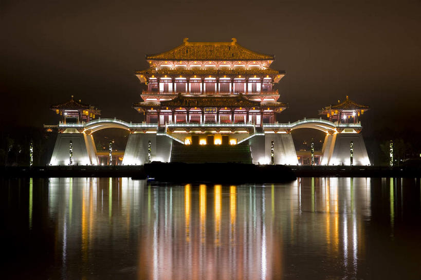 无人,横图,彩色,室外,夜晚,正面,旅游,度假,湖,湖泊,水,窗户,标志建筑,地标,建筑,霓虹灯,夜景,西安,中国,亚洲,许多,阴影,光线,瓦片,影子,柱子,墙,屋檐,湖面,水流,水面,灯光,七彩,很多,娱乐,光源,建设,霓虹,檐,玻璃窗,墙壁,墙面,灯,倒影,湖水,享受,休闲,旅游胜地,放松,倒映,照明设备,东亚,陕西,陕西省,西安市,中华人民共和国,省会,氖灯,西北地区,陕,反照,曲江新区,彩图,芙蓉园,大唐芙蓉园